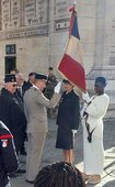 Notre porte-drapeau saluée par le lieutenant-colonel Bouret.