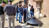 Devant la croix de Lorraine de 12 mètres, la flamme de la résistance.