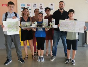 Les lauréats et leur production ainsi qu’une partie de l’équipe du projet